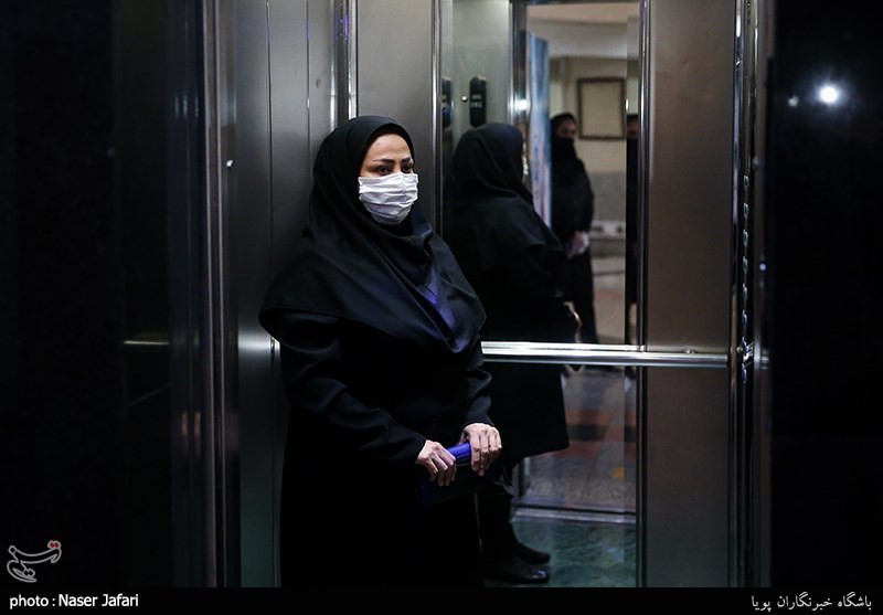 ماسک در آسانسور