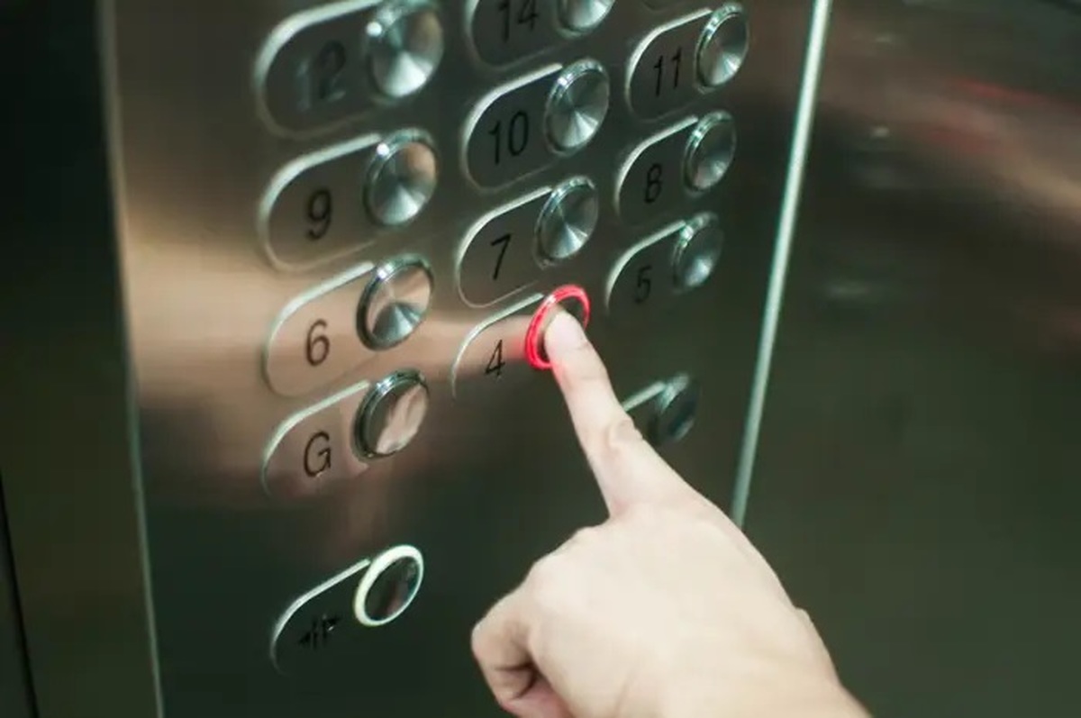 انتقال ویروس کرونا از طریق لمس دکمه آسانسور